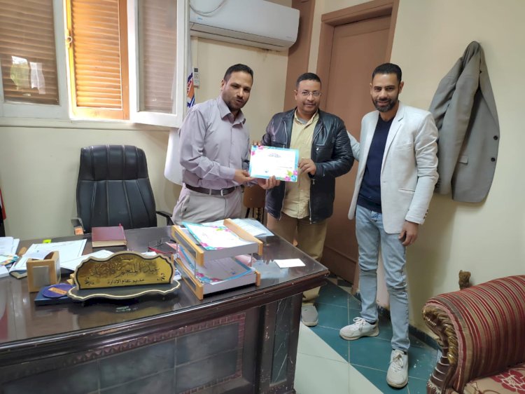 لتميزهم في أداء مهام عملهم قاصد يكرم عددا من العاملين بالديوان