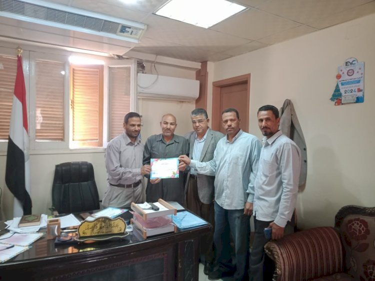 تعليم ابوتشت : قاصد يكرم عبدالوهاب على تفانيه وأدائه المتميز في العمل