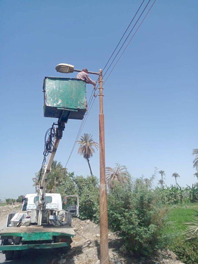 حملات دورية لصيانة أعمدة الإنارة والكشافات بقري ومراكز المنيا