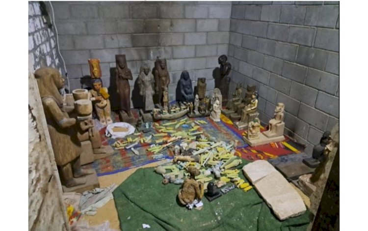 القبض علي تشكيل عصابي ينصب علي المواطنين بالاثار المقلدة بالجيزة