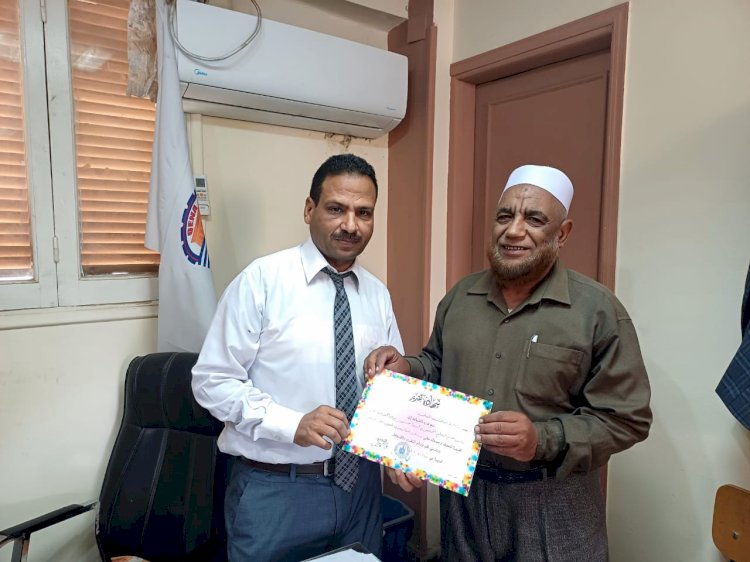 مدير عام تعليم أبوتشت يكرم عددا من العاملين المتميزين بالديوان 