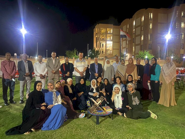 مدير تعليم قنا يشارك طلاب ستيم مائدة  الإفطار 