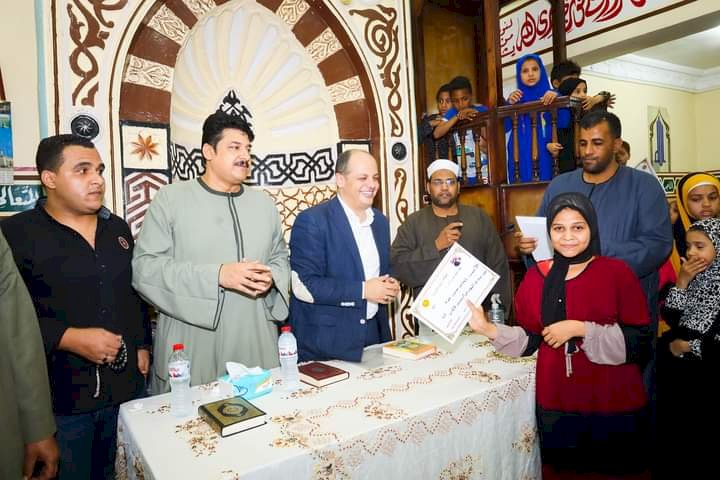 الشعب الجمهوري" بقنا يكرم حفظة القرآن الكريم ب "عزبة حامد"