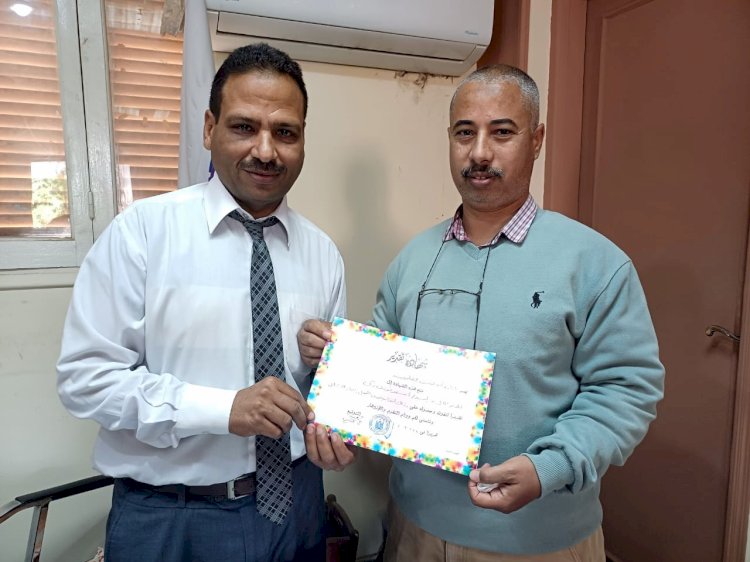 قاصد يكرم المحرزي تقديراً وامتناناً لقيامه بواجباته ومهامه الوظيفية على أكمل وجه.