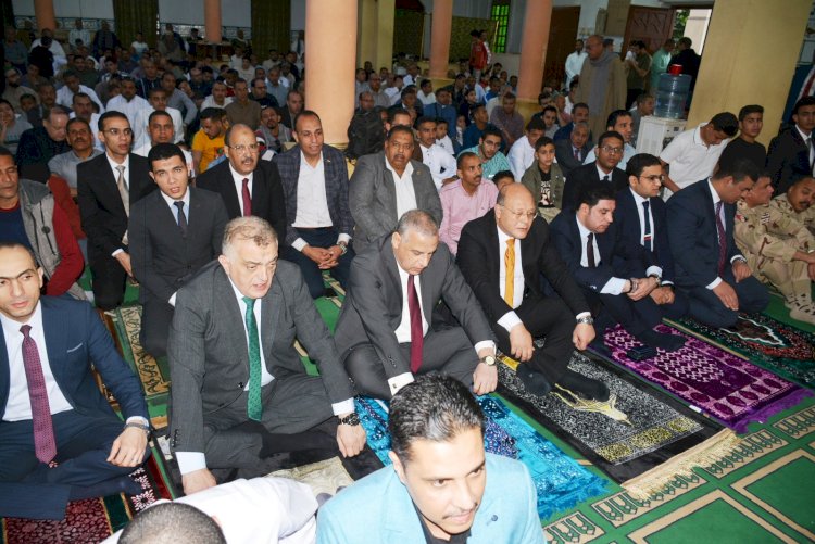 "محافظ سوهاج "و"مدير الامن "يؤديان  صلاة العيد بمسجد الشرطة