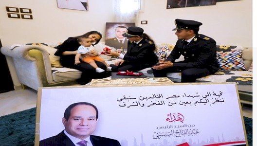 توزيع هدايا الرئيس علي اسر شهداء الشرطة