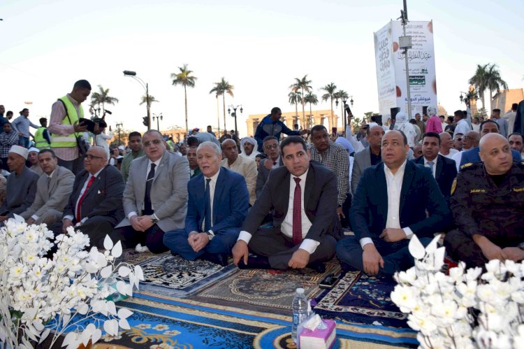 محافظ الأقصر  يؤدى  صلاة العيد فى ساحة سيدى ابوالحجاج