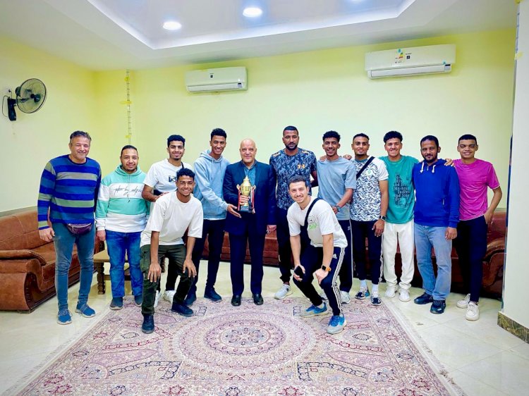 رئيس جامعة أسوان يكرم منتخب الجامعة لكرة القدم الخماسية 