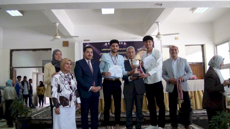 د. عصام فرحات يُكرم طلاب جامعة المنيا المتميزين بالأنشطة  الداخلية والقمية 