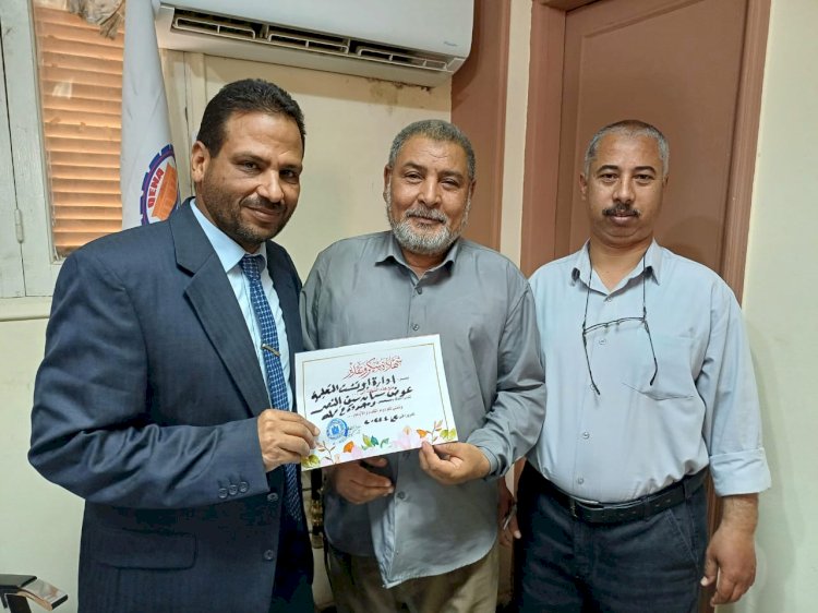 مدير عام تعليم أبوتشت يكرم عددا من العاملين المتميزين بديوان عام الإدارة