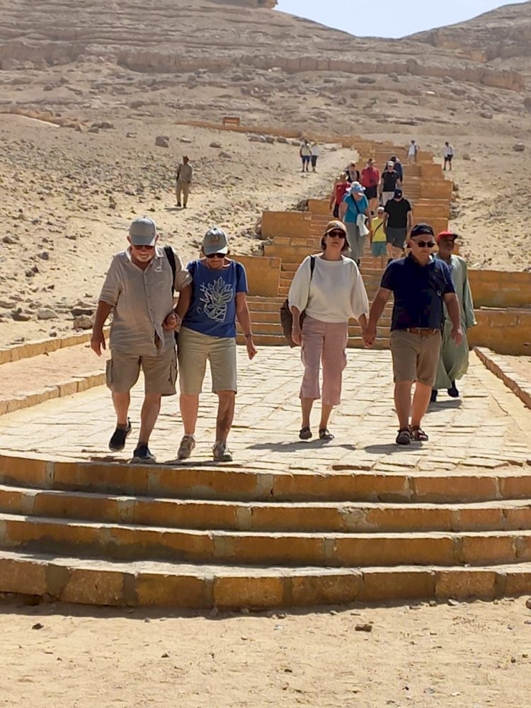 المناطق الأثرية بالمنيا تستقبل وفداً سياحياً متعدد الجنسيات