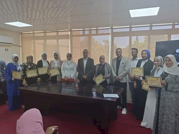 تكريم المتميزين من فريق التمريض العاملين بصحة قنا