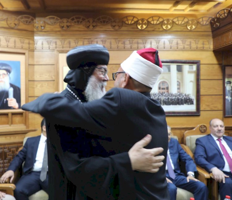 خلال زيارته للكنائس و المطرانيات.. محافظ المنيا يقدم التهنئة للأخوة الأقباط بعيد القيامة المجيد