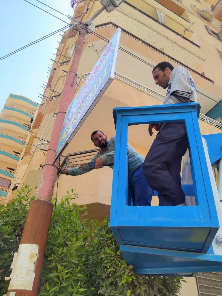 حملات مكثفة لرفع الإشغالات والإعلانات غير المرخصة بشوارع المنيا