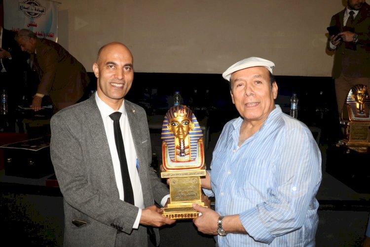 ملتقى القادة والمبدعين العرب الدولى يكرم الفنان القدير أحمد ماهر  فارس المسرح العربي