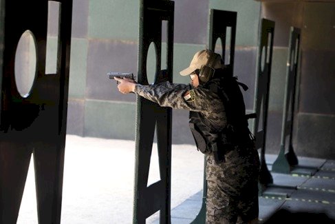 الشرطة" النسائية " تشارك في مسابقة الاسلحة النارية باكاديمية الشرطة