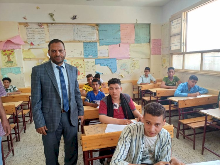 7596 طالبا بالشهادة الإعدادية بمدارس أبو تشت يؤدون الامتحان اليوم  دون شكاوي