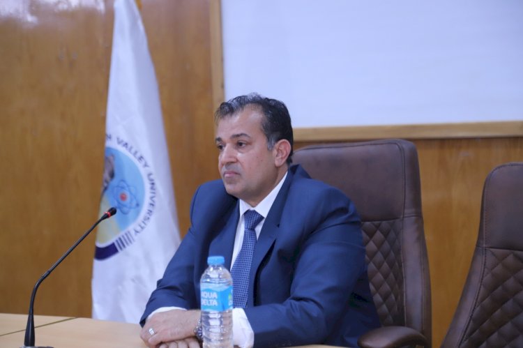 رئيس جامعة جنوب الوادي  يلتقي بأطباء الامتياز بكلية طب الفم والأسنان