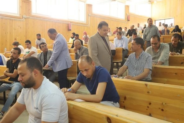 رئيس جامعة جنوب الوادي يتفقد امتحانات الفصل الدراسي الثاني