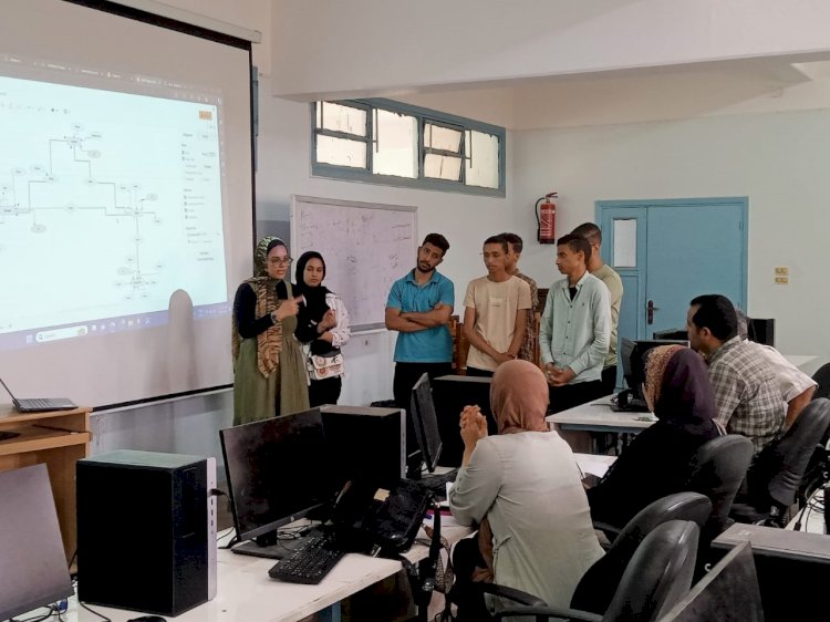 برنامج الحاسبات والذكاء الاصطناعي بجامعة جنوب الوادي الأهلية يناقش مشاريع قواعد البيانات وتكنولوجيا الويب للطلاب 