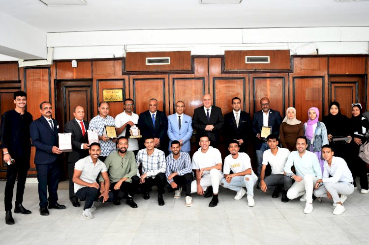 محافظ قنا يكرم الفائزين بمهرجان "ابداع مراكز الشباب " بمديرية الشباب والرياضة