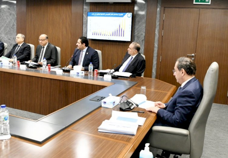 الملا يتابع توصيل الغاز الطبيعي للمنازل