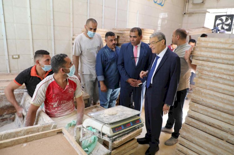 محافظ المنيا يتفقد عدداً من المخابز البلدية لمتابعة منظومة الخبز المدعم