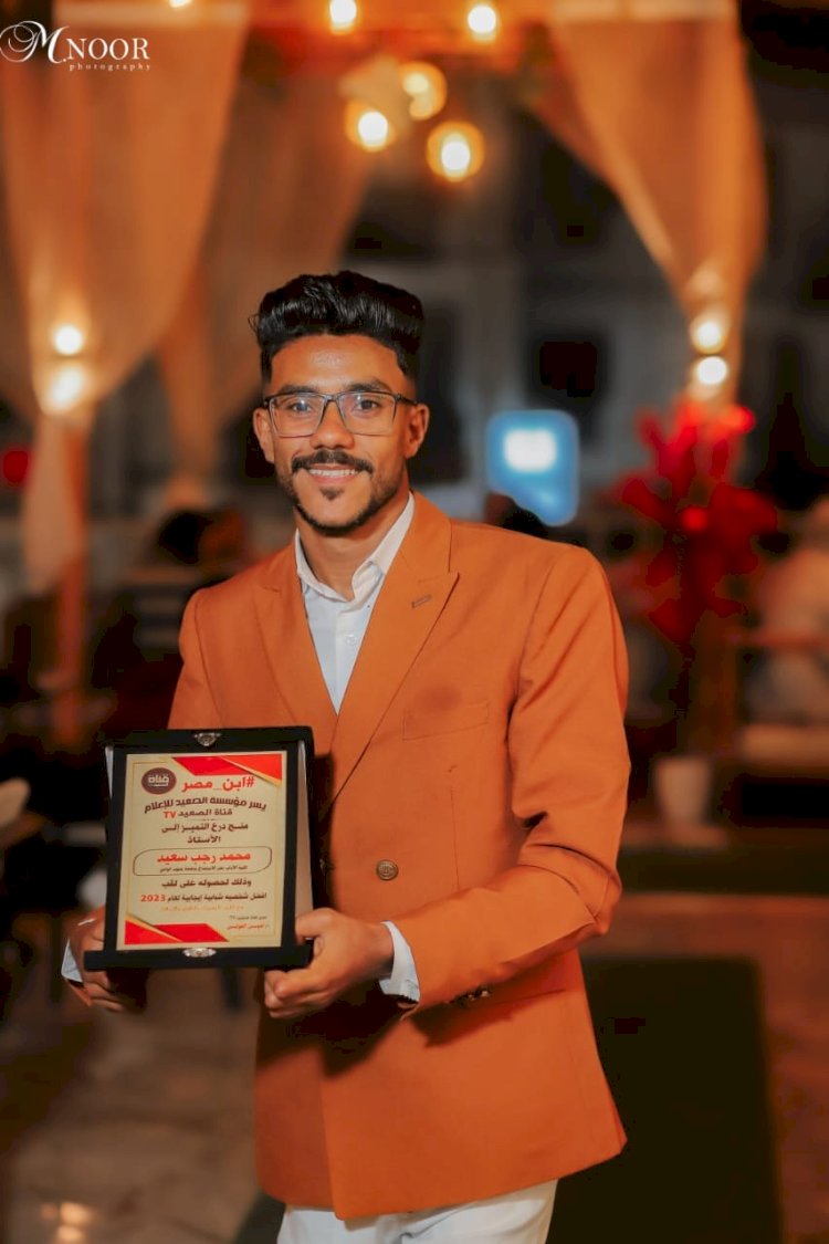 معاق..طالب جامعي في الصباح وبائع متجول في المساء..يحلم بمقابلة الرئيس