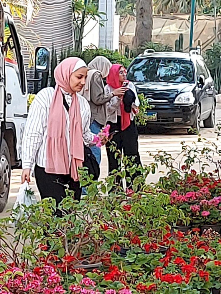 توافد الزائرين بكثافة علي معرض زهور الربيع بالدقي