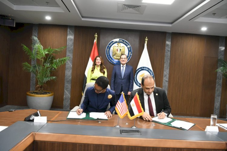الملا وهيرو شهدا توقيع اتفاقية "منحة"بين الاسكندرية للبترول والامريكية للتجارة والتنمية