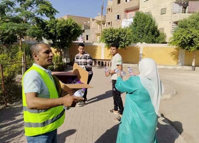 بروح الأمومة.. برلمانية توزع زجاجات مياه وعصائر على أبواب لجان الثانوية العامة في المنيا 