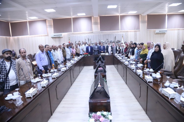 رئيس جامعة جنوب الوادي يُكرم رئيس قسم الشطب بإدارة الحسابات المركزية لبلوغه سن التقاعد