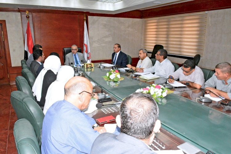 محافظ سوهاج يرأس اجتماع لجنة الاستثمار لطرح الفرص الاستثمارية بسوهاج