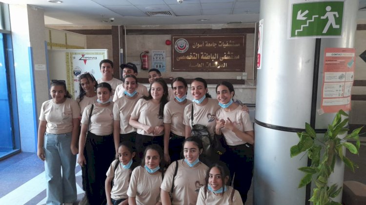 طلاب من كنيسة الشهيد مار جرجس بكوم امبو يزور مستشفيات جامعة أسوان