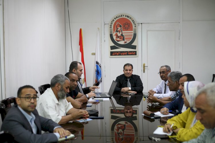 رئيس جامعة جنوب الوادى يناقش : خطوات عمل المدرسة الرقمية للأطفال
