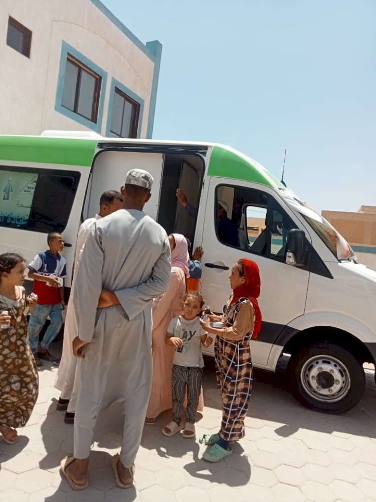 الكشف على ٥٢٣ مواطن فى قافلة طبية مجانية بأبوتشت ضمن " حياة كريمة "