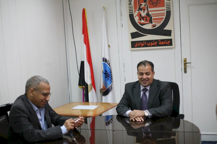 رئيس جامعة جنوب الوادي يرأس اجتماع لجنة المسابقات و الانشطة  الدولية