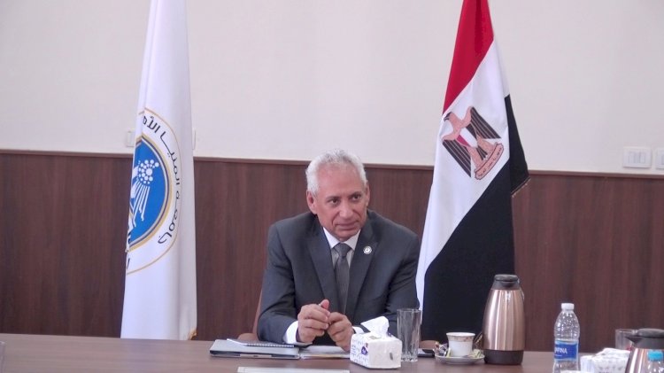 د.عصام فرحات يُؤكد على الالتزام بمعايير العمل المؤسسي بالجامعة