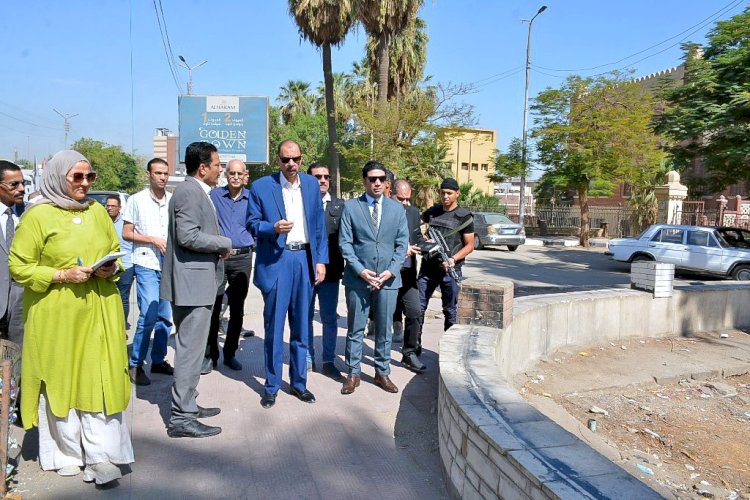 محافظ سوهاج يتفقد عدد من الشوارع للوقوف علي مستوي النظافة ورفع الاشغالات