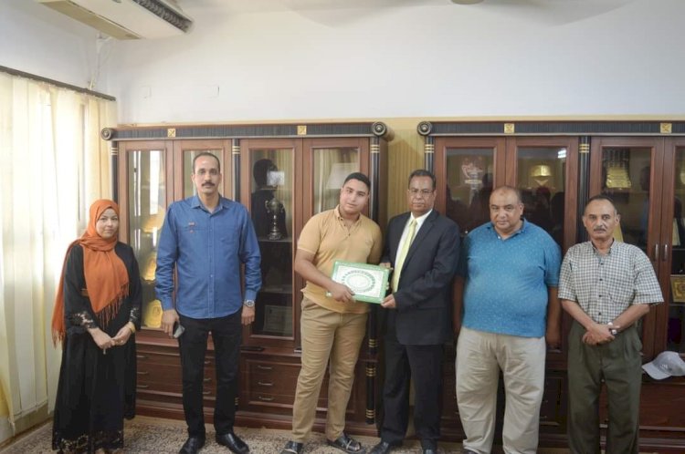 عميد حقوق جنوب الوادى يكرم فرق الكلية المشاركة فى مسابقة "قضاة المستقبل" بجامعة المنصورة