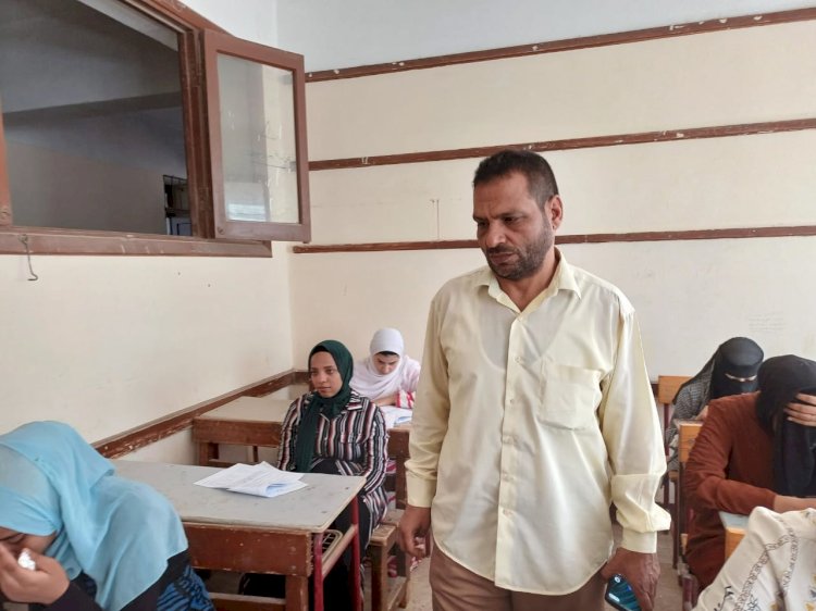 مدير عام تعليم أبوتشت يتابع امتحانات الدور الثانى لصفوف النقل بمدرسة ابوتشت الثانوية العسكرية 