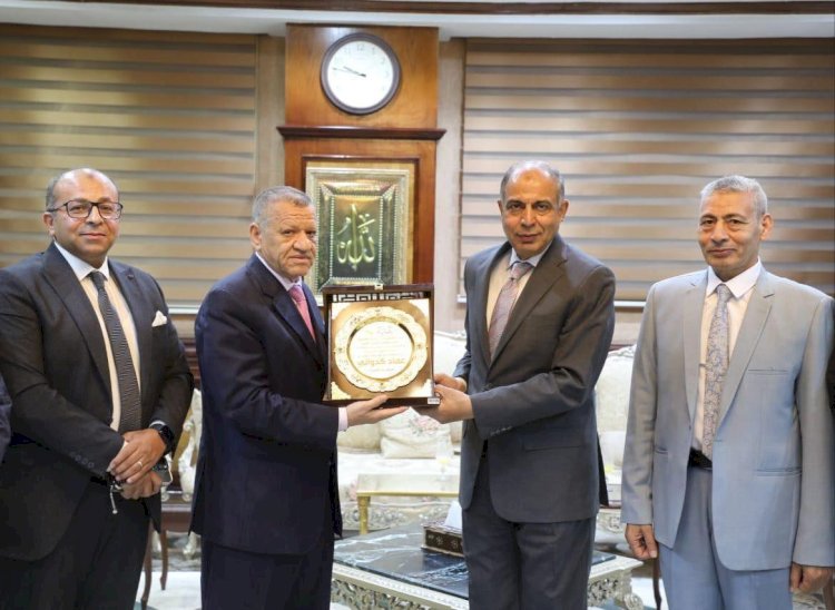 محافظ المنيا يتسلم درع النيابة الادارية  ويتلقى تهنئة وفدها على ثقة القيادة السياسية