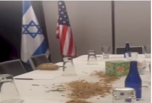 اختراق التشديدات الأمنية لمقر إقامة نتنياهو واطلاق جيوش من الديدان والصراصير