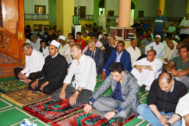 "سراج"يستمع لمشاكل المواطنين بعد صلاة الجمعة بمسجد الشرطة بسوهاج