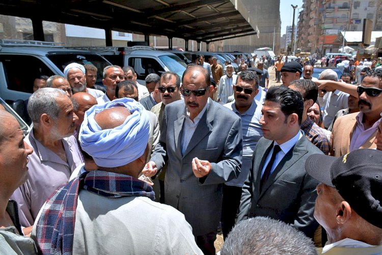 محافظ سوهاج يشدد احكام الرقابة علي المواقف..وتلقي الشكاوي علي الخط الساخن "١١٤"