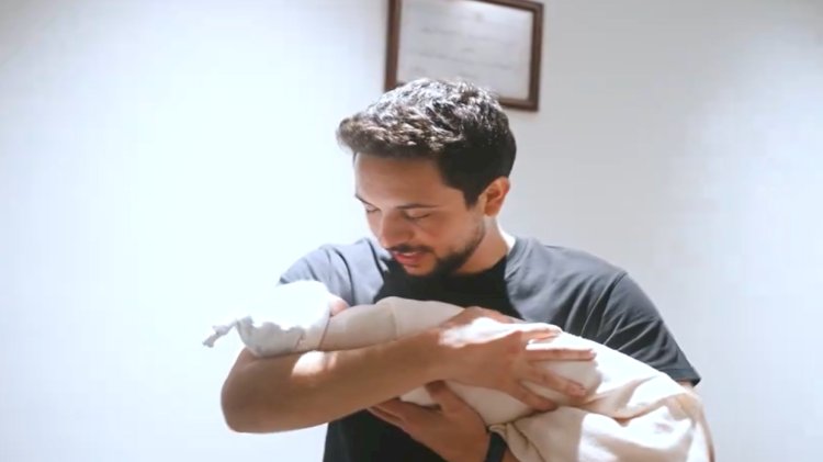 ملك الأردن والعائلة يغردون علي منصة X ابتهاجا بقدوم الحفيدة إيمان بنت الأمير الحسين والأميرة رجوة