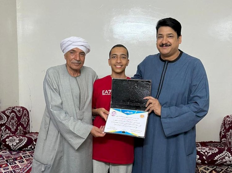 الشعب الجمهوري بقنا يُكرم أحمد فتحى الـ5على  الجمهورية في الثانوية العامة