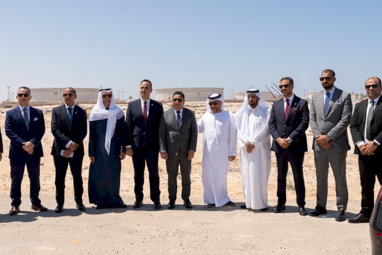 رئيس حكومة امارة الفجيرة الاماراتي يتفقد ميناء الحمراء البترولي