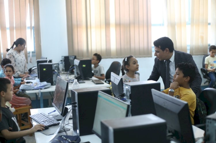 رئيس جامعة جنوب الوادي يسليم شهادات برامج المدرسة الرقمية للأطفال بدورة الجامعة