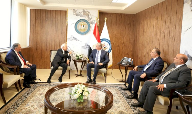 "بدوي وديميتريس وايونيس يبحثوث الفرص الاستثمارية في قطاع البترول